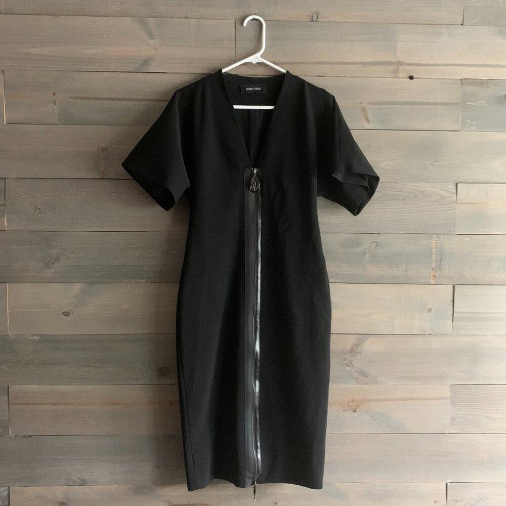 Cushnie et Ochs | Women’s Black Front Zip Cocktail Dress with Sleeves Size 4